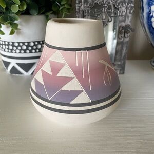 Lakota Native American Etched Pottery Vase Pot Signed Kate Dishouts purple pinks